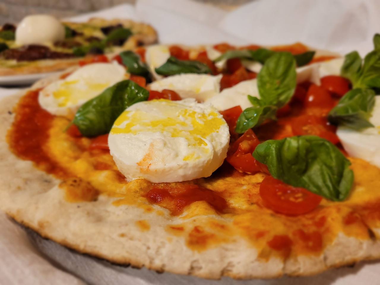 pizza-sorrento-bufala-campana-pomodorini-basilico-olio-extra-vergine-di-oliva